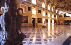 Il Gran Salone della Meridiana, una delle architetture notoveli del Museo Archeologico di Napoli