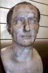 Busto di GIulio Cesare al museo Archeologico Nazionale di Napoli - © Vladimir Korostyshevskiy / Shutterstock.com
