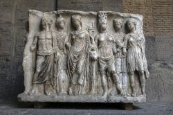 Uno dei tanti sarcofaghi romani al Museo Archeologico di Napoli