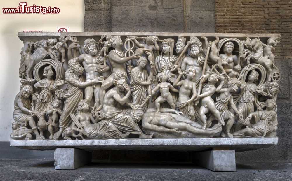 Immagine Sarcofago romano del 4 secolo dopo Cristo con la leggenda di Prometeo. Museo archeologico di Napoli