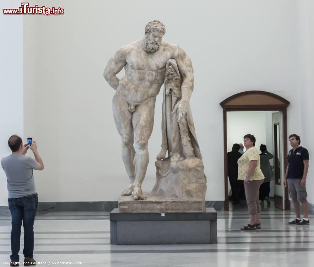 Immagine Statua di Ercole nella sezione Farnese del museo Archeologico Nazionale di Napoli. Si tratta di una copia del 3° secolo di una statua di Lisippo del IV secolo avanti Cristo - © Anna Pakutina / Shutterstock.com