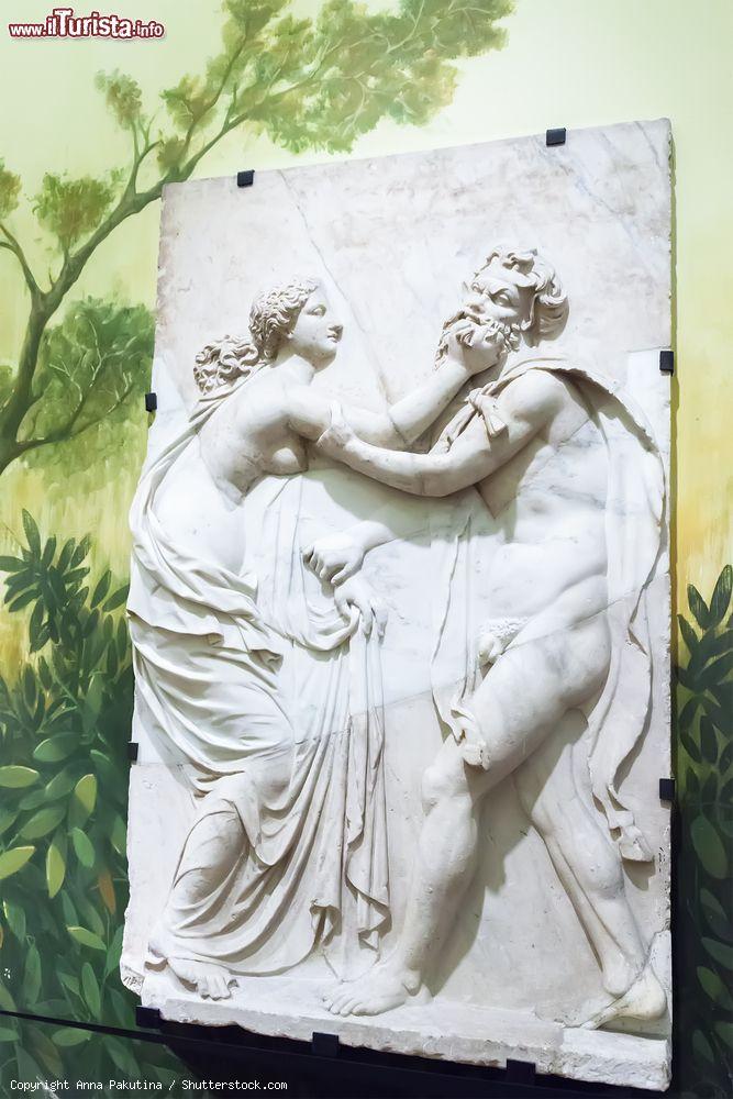 Immagine Un bassorilievo in marmo al Museo Archeologico di Napoli - © Anna Pakutina / Shutterstock.com