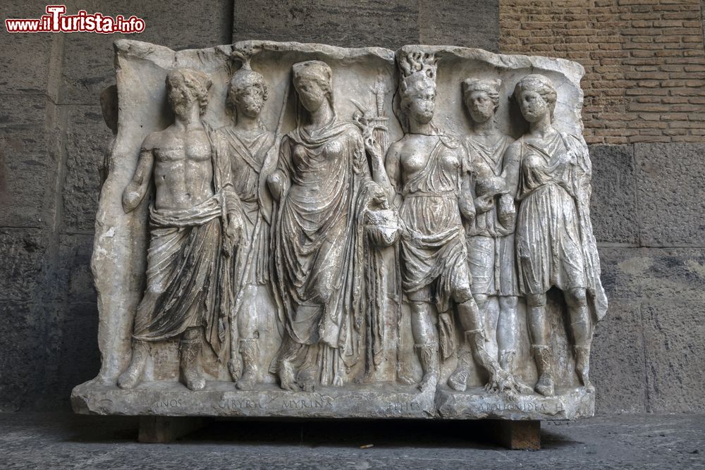 Immagine Uno dei tanti sarcofaghi romani al Museo Archeologico di Napoli