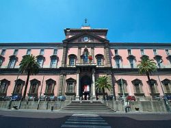 Ingresso del palazzo che ospita il  Museo Nazionale Archeologico. Si trova al numero 19 di Piazza del Museo a Napoli.