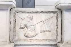 Bassorilievo in marmo nel Museo Archeologico di Napoli - © Anna Pakutina / Shutterstock.com