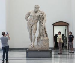 Statua di Ercole nella sezione Farnese del museo Archeologico Nazionale di Napoli. Si tratta di una copia del 3° secolo di una statua di Lisippo del IV secolo avanti Cristo - © Anna ...