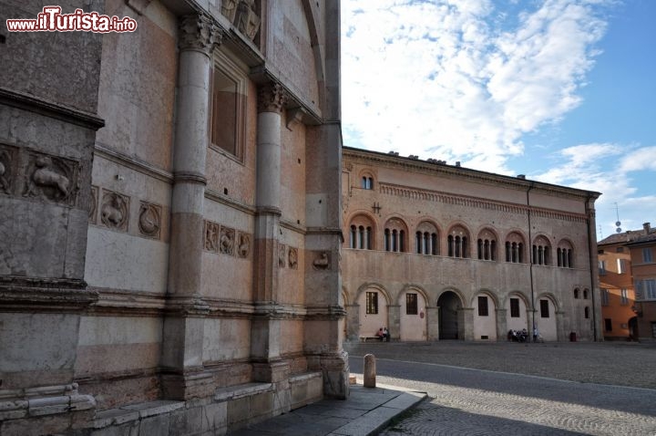 Immagine Battistero e Palazzo della  Curia Vescovile in Piazza Duomo a Parma