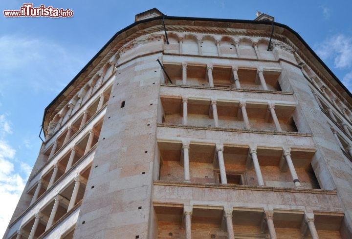 Immagine Loggette architravate all'estermo del Battistero di Parma: sono ricoperte da pregevole marmo di Verona