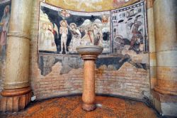 Un piccolo Fonte Battesimale all'interno del Battistero di Parma 