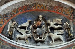 Dettaglio di Gesù con Evangelisti, in una delle 16 nicchie all'interno del Battistero di Parma