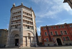 Esterno del Battistero di Parma, come si può ammirare dalla Piazza Duomo