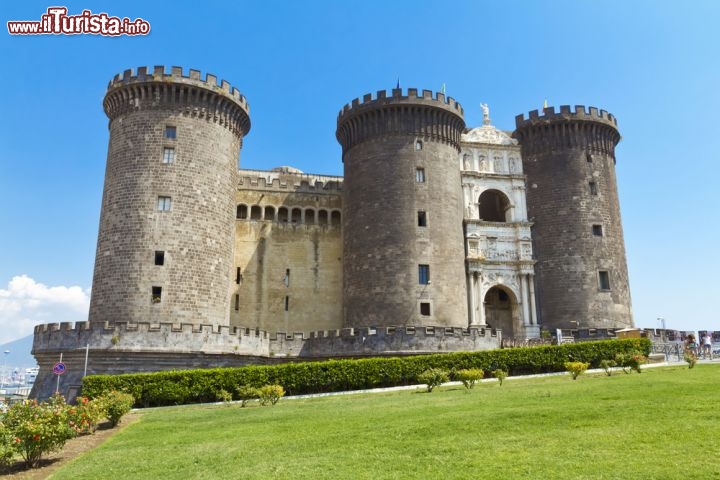 Immagine Castel Nuovo, una delle fortezze storiche di Napoli, Costruito dagli Angioini fu poi ristrutturato dagli Aragonesi e infine dai Borboni - © lapas77 / Shutterstock.com