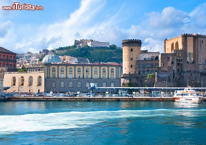 Immagine Porto di Napoli: sulla destra il Castel Nuovo e sullo sfondo, in alto, il Castel Sant Elmo e la Certosa - © eFesenko / Shutterstock.com