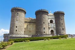 Castel Nuovo, una delle fortezze storiche di Napoli, Costruito dagli Angioini fu poi ristrutturato dagli Aragonesi e infine dai Borboni - © lapas77 / Shutterstock.com