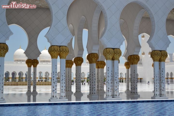 Immagine Abu Dhabi, Moschea Sheikh Zayed: la struttura esterna della moschea comprende oltre mille colonne, tutte finemente decorate con mosaici ed inclusioni.