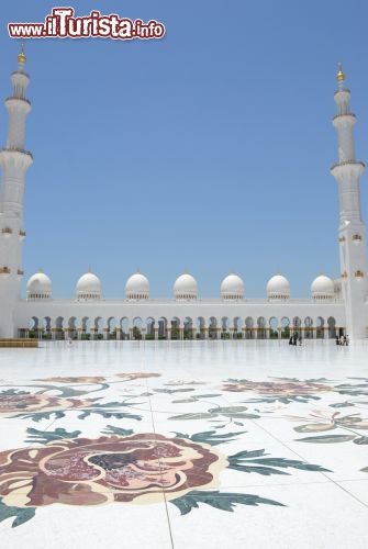Immagine Il cortile interno della Moschea Sheikh Zayed è abbellito dai mosaici floreali che si inseriscono nel bianco abbagliante del marmo.