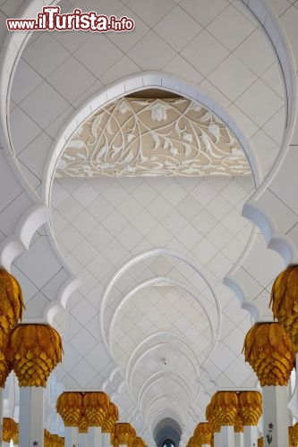 Immagine Le decorazioni della Grande Moschea Sheikh Zayed creano suggestivi colpi d'occhio. In questa foto è ritratto il porticato che circonda il cortile interno della moschea. 