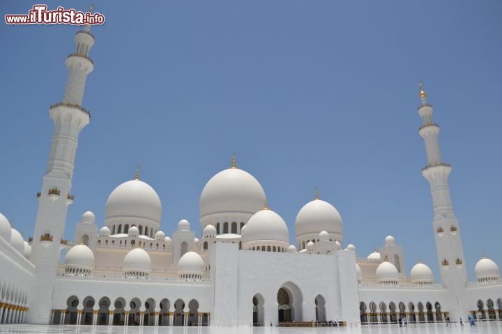Immagine La Grande Moschea di Abu Dhabi: gli Emirati Arabi Uniti sono una nazione molto giovane, nata negli anni Settanta del XX secolo, ed anche i suoi edifici principali, come la Grande Moschea, sono di recente costruzione.