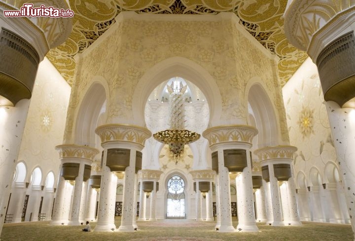 Immagine Interno della Moschea Sheikh Zayed: lo stile semplice ed elegante degli interni è arricchito dall'enorme lampadario che pende dalla cupola principale. Il suo peso raggiunge le nove tonnellate - Foto TCA Abu Dhabi