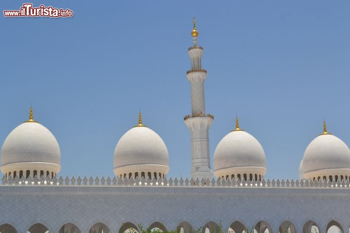 Immagine Minareto, Abu Dhabi: le sagome delle cupole e del minareto della Grande Moschea Sheikh Zayed che sistagliano nel cielo della capitale degli Emirati Arabi Uniti sono una delle principali attrazioni turstiche della città.