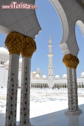 Immagine Minareto della Moschea Sheikh Zayed di Abu Dhabi: l'architettura della moschea fonde elementi delle diverse tradizioni musulmane, per sottolineare il concetto di fratellanza tra i popoli.