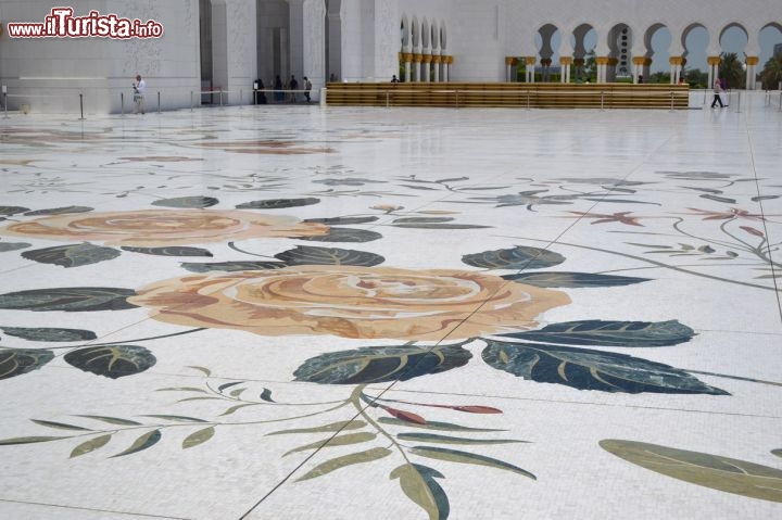 Immagine Mosaico nella Moschea Sheikh Zayed: il pavimento del cortile interno della Grande Moschea di Abu Dhabi è abbellito da stupendi mosaici a tema floreale che ne accentuano la bellezza. 
