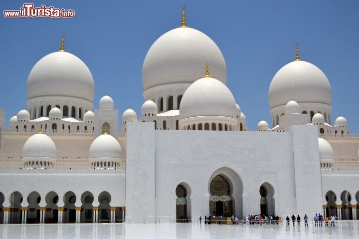 Immagine Grande Moschea Sheikh Zayed bin Sultan Al Nahyan: è questo il nome completo della principale moschea di Abu Dhabi, capitale degli Emirati Arabi Uniti. Al suo interno possono pregare fino a 41000 fedeli contemporaneamente.