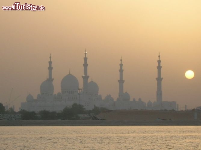 Immagine La Moschea Sheikh Zayed al tramonto vale da sola il viaggio negli Emirati Arabi Uniti. Molti attendono le ore del tardo pomeriggio per visitarla ed approfittare della splendida luce del tramonto per scattare le fotografie migliori - Foto TCA Abu Dhabi