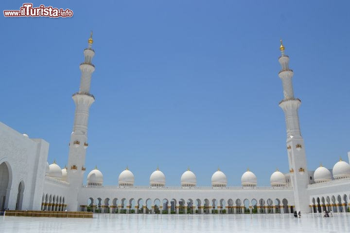 Immagine Moschea Sheikh Zayed, Abu Dhabi: le dimensioni della struttura sono impressionanti; può ospitare fino a 41000 fedeli, di cui almeno 22000 nel grande cortile interno ritratto in questa foto.