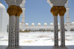 Abu Dhabi, la moschea: l'architettura ed il design della Grande Moschea Sheikh Zayed della capitale degli Emirati Arabi Uniti sono frutto del lavoro di ingegneri, architetti ed operai provenienti ...