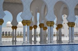 Abu Dhabi, Moschea Sheikh Zayed: la struttura esterna della moschea comprende oltre mille colonne, tutte finemente decorate con mosaici ed inclusioni.