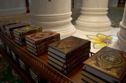 Libri del Corano: all'ingresso della Grande Moschea di Abu Dhabi si trovano queste copie del Corano, il libro sacro dell'Islam, a disposizione dei fedeli che si raccolgono in preghiera. ...