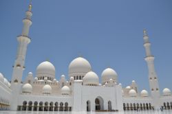 La Grande Moschea di Abu Dhabi: gli Emirati Arabi Uniti sono una nazione molto giovane, nata negli anni Settanta del XX secolo, ed anche i suoi edifici principali, come la Grande Moschea, sono ...