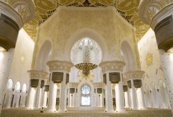 Interno della Moschea Sheikh Zayed: lo stile semplice ed elegante degli interni è arricchito dall'enorme lampadario che pende dalla cupola principale. Il suo peso raggiunge le nove ...