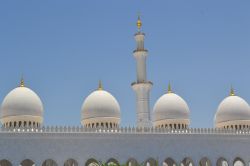 Minareto, Abu Dhabi: le sagome delle cupole e del minareto della Grande Moschea Sheikh Zayed che sistagliano nel cielo della capitale degli Emirati Arabi Uniti sono una delle principali attrazioni ...