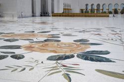 Mosaico nella Moschea Sheikh Zayed: il pavimento del cortile interno della Grande Moschea di Abu Dhabi è abbellito da stupendi mosaici a tema floreale che ne accentuano la bellezza.  ...