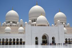 Grande Moschea Sheikh Zayed bin Sultan Al Nahyan: è questo il nome completo della principale moschea di Abu Dhabi, capitale degli Emirati Arabi Uniti. Al suo interno possono pregare fino ...