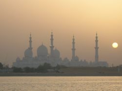 La Moschea Sheikh Zayed al tramonto vale da sola il viaggio negli Emirati Arabi Uniti. Molti attendono le ore del tardo pomeriggio per visitarla ed approfittare della splendida luce del tramonto ...