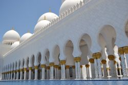 La Moschea Sheikh Zayed bin Sultan Al Nahyan di Abu Dhabi è circondata da vasche d'acqua che contribuiscono ad esaltare la bellezza della sua architettura e che occupano una superficie ...