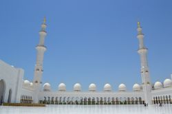 Moschea Sheikh Zayed, Abu Dhabi: le dimensioni della struttura sono impressionanti; può ospitare fino a 41000 fedeli, di cui almeno 22000 nel grande cortile interno ritratto in questa ...