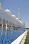 Vasche nella Moschea Sheikh Zayed: circondano il perimetro della moschea e ne esaltano l'architettura fornendo un contrasto con il bianco candido del marmo con cui è costruito l'edificio. ...