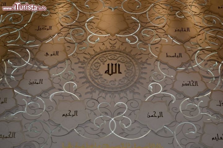 Immagine Qibla, Grande Moschea di Abu Dhabi: come vuole la tradizione musulmana, sul muro all'interno della moschea sono citate le novantanove qualità - o nomi - di Allah, scritte nella tradizionale grafia Kufi.