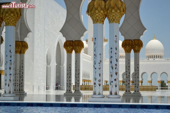 Immagine Le colonne della Moschea Sheikh Zayed creano suggestivi colpi d'occhio. Sono 1096 in totale quelle del perimetro esterno, mentre all'interno se ne trovano altre 96, tutte rivestite di pannelli di marmo.