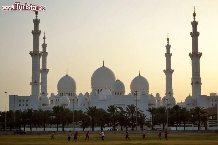 Immagine Tramonto sulla Moschea Sheikh Zayed: lo spettacolo di un tramonto alle spalle della principale moschea di Abu Dhabi è qualcosa di impagabile, con le sagome delle cupole e dei minareti si stagliano contro un cielo infuocato nelle tarde ore del pomeriggio