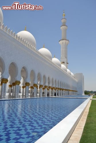 Immagine Vasche nella Moschea Sheikh Zayed: circondano il perimetro della moschea e ne esaltano l'architettura fornendo un contrasto con il bianco candido del marmo con cui è costruito l'edificio.