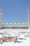 Il cortile interno della Moschea Sheikh Zayed è abbellito dai mosaici floreali che si inseriscono nel bianco abbagliante del marmo.