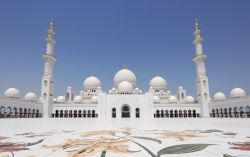 Grande Moschea Sheikh Zayed, Emirati Arabi Uniti: il marmo ed i mosaici del grande cortile interno coprono interamente i 17000 metri quadrati della sua superficie, sul quale possono raccogliersi ...