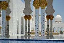 Le colonne della Moschea Sheikh Zayed creano suggestivi colpi d'occhio. Sono 1096 in totale quelle del perimetro esterno, mentre all'interno se ne trovano altre 96, tutte rivestite di ...
