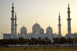 Tramonto sulla Moschea Sheikh Zayed: lo spettacolo di un tramonto alle spalle della principale moschea di Abu Dhabi è qualcosa di impagabile, con le sagome delle cupole e dei minareti ...