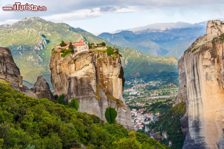 Meteora, Grecia -  “Toccare il cielo con un dito” non è un modo di dire, a quanto pare, se si parte per il nord della Grecia e si visita la località di Meteora, a 10 minuti di macchina da Kalambaka. I primi eremiti frequentavano la zona nel medioevo, intorno all’XI secolo, e ben presto anche i monaci ortodossi decisero di stabilirvisi, attratti dall’inaccessibilità dei luoghi e dall’apparente ostilità del paesaggio, così inadatto all’uomo ma allo stesso tempo così seducente, capace di metterlo in contatto con l’infinito. È la stessa sensazione che avrete anche voi, quando vi troverete al cospetto delle enormi colonne di roccia che si innalzano dalla piana della Tessaglia e sembrano voler competere con le nuvole: torri calcaree naturali, che secondo l’analisi chimica nacquero 60 milioni di anni fa, degne di un’ambientazione fantasy. Sulla cima una serie di monasteri, detti a loro volta “Meteore”: il nome significa “sospesi nell’aria”, e l’aspetto è così irreale e fiabesco che l’UNESCO li ha dichiarati Patrimonio Mondiale dell’Umanità. Senza strade né ponti, ad altezze vertiginose (i pinnacoli più alti superano i 400 metri!), sembra impossibile che molti secoli fa qualcuno abbia potuto piazzare lassù delle simili meraviglie, eppure buona parte dei monasteri è tutt’ora in gran forma: dei 24 edifici originari ne resistono 6, ancora in uso e aperti al pubblico, ovvero i monasteri di Agia Triada, Gran Meteora, Agios Stefanos, Varlaam, Agios Nikolaos e Roussanou. Un settimo edificio è ancora in piedi ma è stato abbandonato, mentre i restanti sono andati perduti. Oggi, fortunatamente, non c’è più bisogno di arrampicarsi lungo traballanti scale a pioli o di affidarsi a cigolanti sistemi di carrucole, come avveniva in passato: i pellegrini moderni possono sfruttare le scale scavate nella roccia o realizzate in muratura… non saranno comode e rassicuranti come un ascensore, ma la bellezza vera, si sa, va guadagnata.
Come arrivare? Sant’Atanasio, fondatore del monastero Gran Meteora, ricevette un trattamento speciale: secondo la leggenda non dovette arrampicarsi, ma fu portato in cima alle rocce da un’aquila. Noi comuni mortali, invece, dobbiamo partire da Kalambaka e percorrere in auto qualche chilometro di tornanti, poi affrontare le magiche scalinate verso il cielo. Dall’Italia si può viaggiare in traghetto fino a Igoumenitsa – importante porto dell’Epiro – partendo da Brindisi, Bari, Ancora, Ravenna, Venezia o Trieste, quindi continuare fino a Metsovo-Grevena e di lì verso Kalambaka; in alternativa si può volare con Ryanair a Volos, 140 km a sud-est di Kalambaka - © Nick Pavlakis / Shutterstock.com